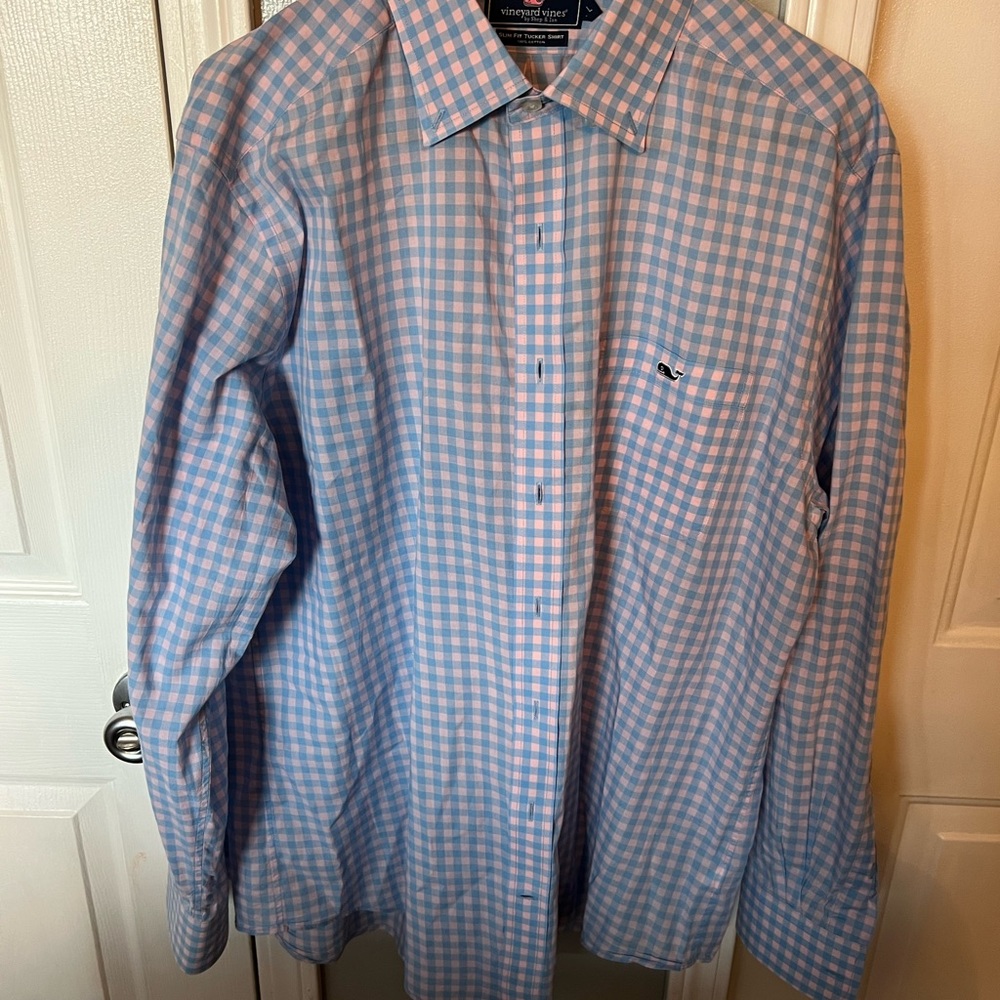 Vineyard Vines Mens L Slim Fit Dress shirt. Looks brand new.